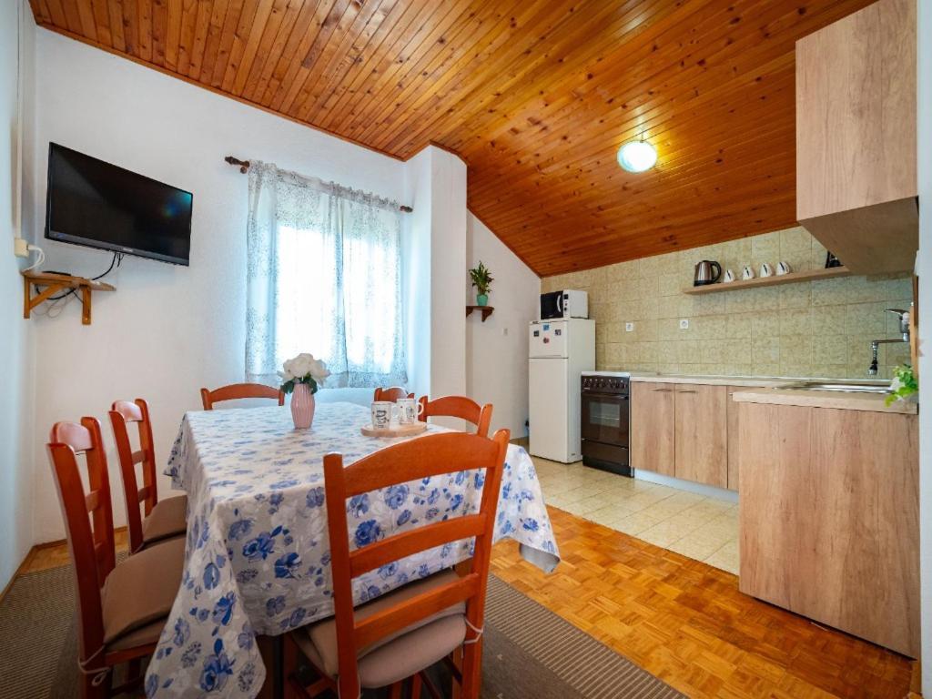Apartment Matkos - With Garden And Terrace Nin Exterior photo