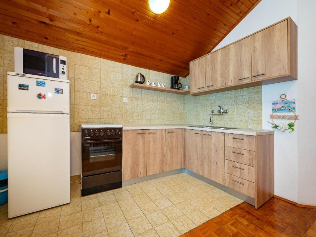 Apartment Matkos - With Garden And Terrace Nin Exterior photo